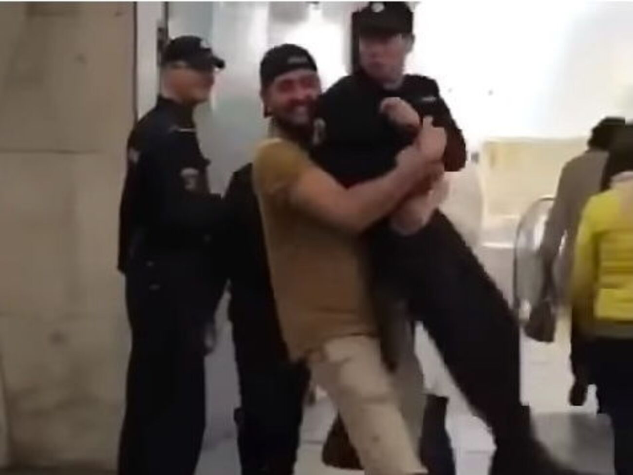 Мужчина поднял росгвардейца и пронес его несколько метров