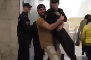 Мужчина поднял росгвардейца и пронес его несколько метров