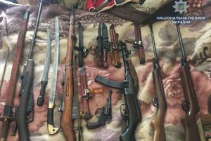 У будинку жителя Рівного знайшли арсенал зброї
