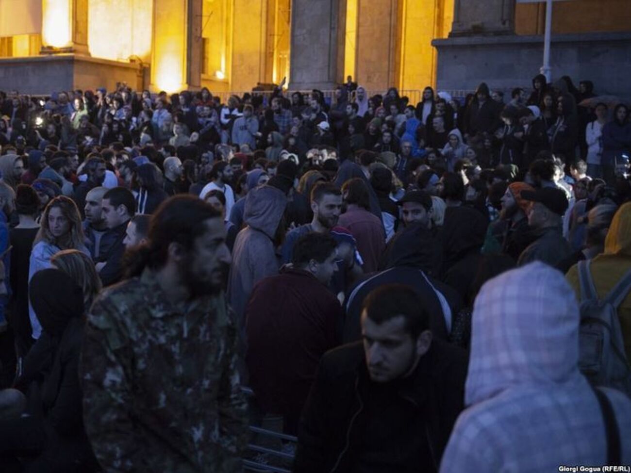 К парламенту пришло около 1000 человек