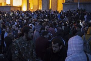 До парламенту прийшли приблизно 1000 осіб