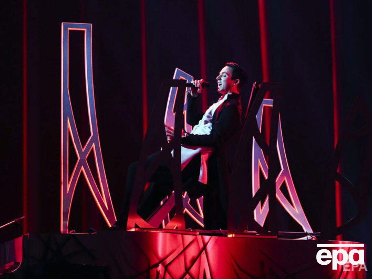 Melovin пошутил с ведущей "Евровидения 2018"