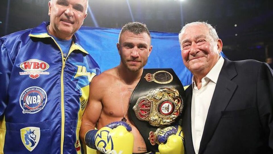 Василий Ломаченко (в центре) завоевал титул чемпиона мира по версии WBA в легком весе