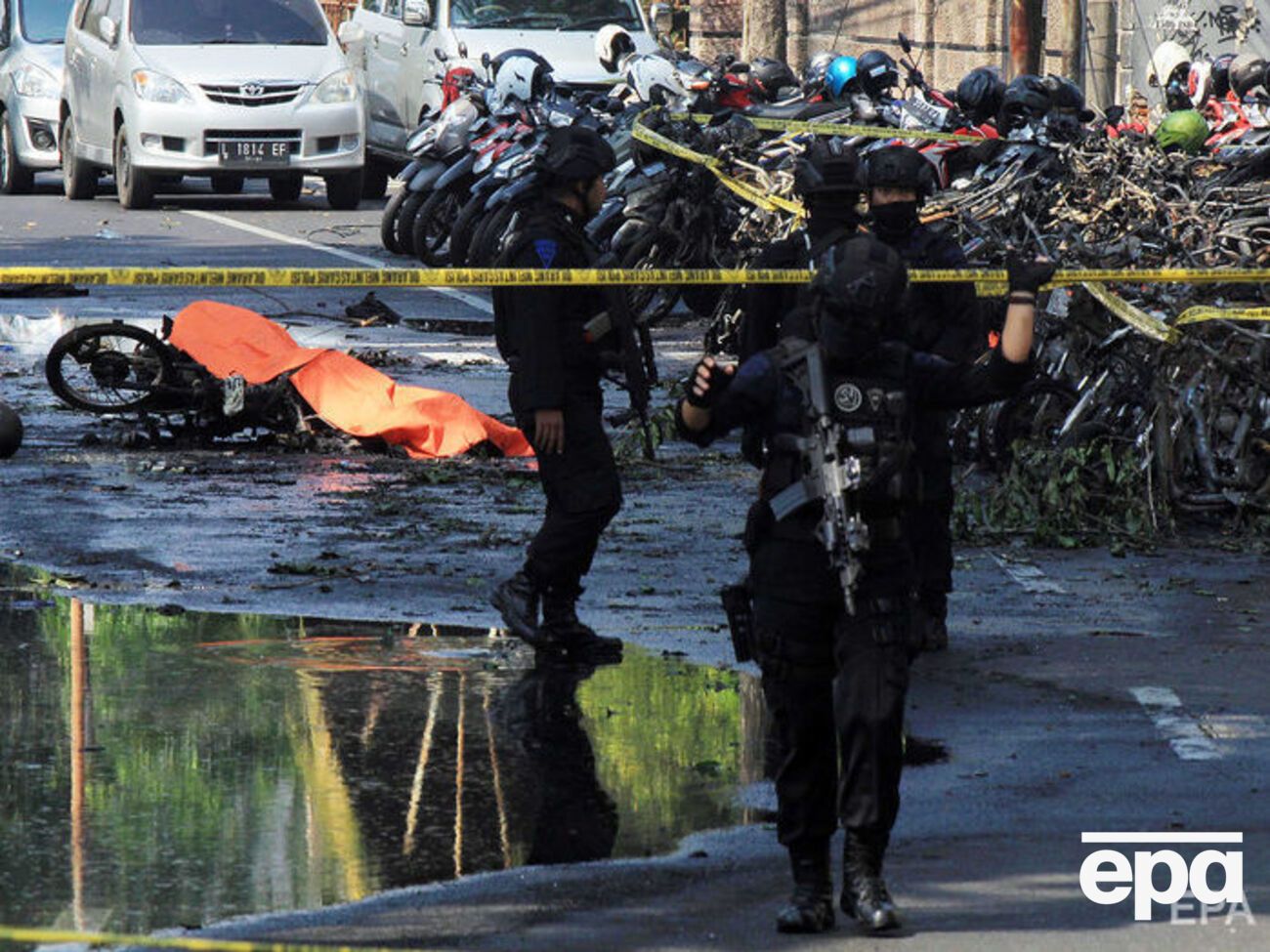 Взрывы устроили террористы-смертники на мотоциклах