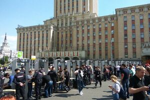 На митинг людей пропускали через рамки металлоискателей