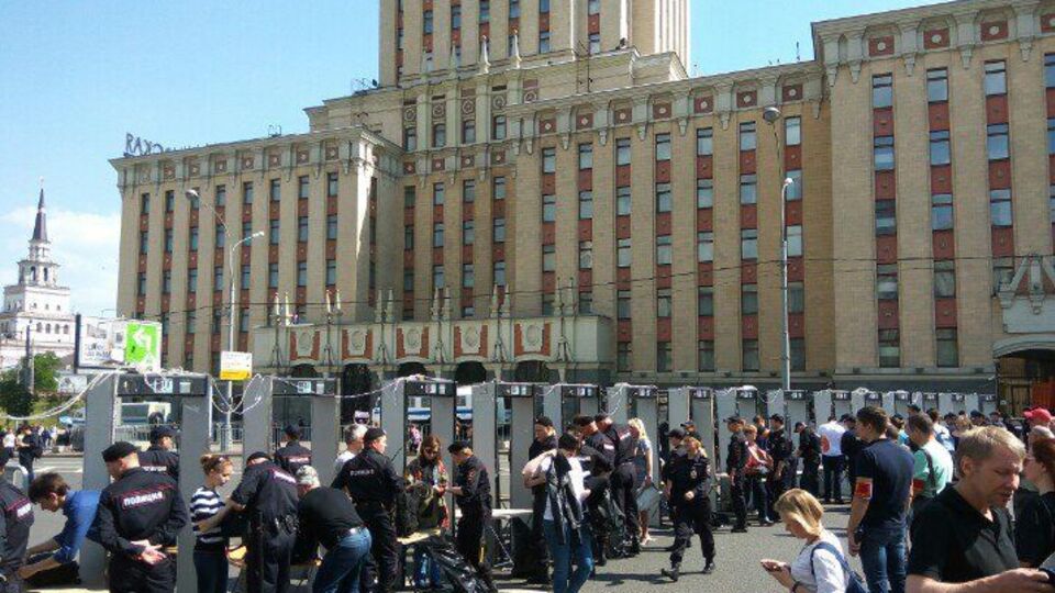 На мітинг людей пропускали через рамки металошукачів