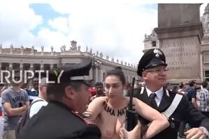 Femen вимагає визнати право матерів годувати дитину грудьми у будь-якому місці й у будь-який час