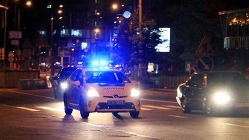 Патрульний поліцейський затримав чоловіка, який напав на його напарницю, поранивши його в ногу