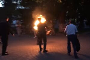 Поджегшего себя мужчину забрала "скорая"