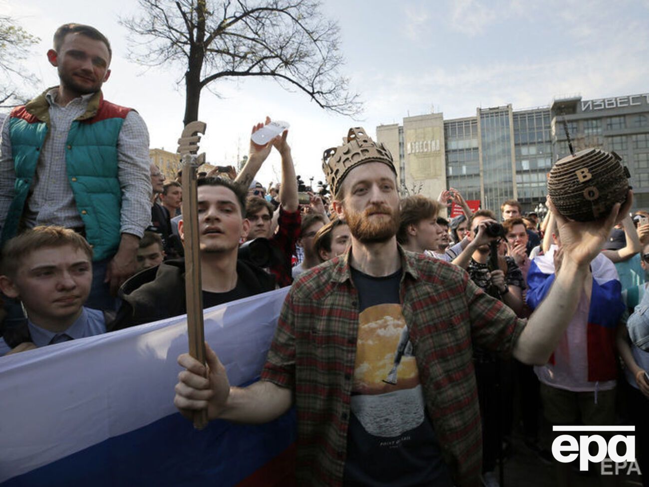 Акция "Он нам не царь" прошла в Москве 5 мая. Ее участники подверглись нападению со стороны "Центрального казачьего войска", которое возглавляет Миронов