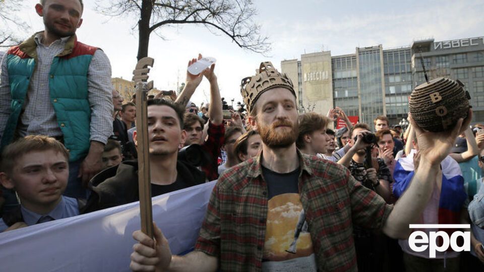 Акция "Он нам не царь" прошла в Москве 5 мая. Ее участники подверглись нападению со стороны "Центрального казачьего войска", которое возглавляет Миронов