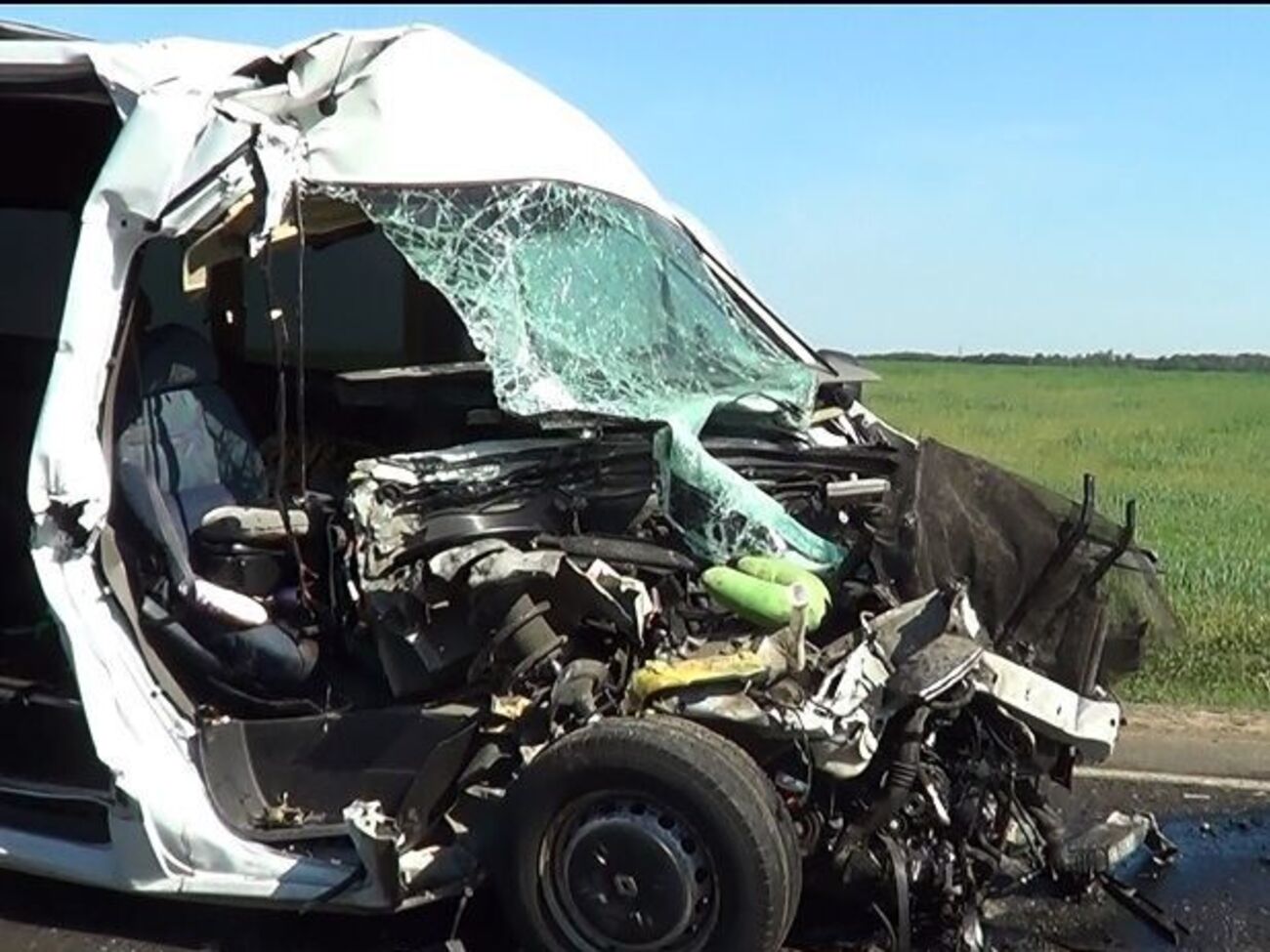 За версією слідства, водій Renault Master виявив неуважність і не встиг уникнути зіткнення