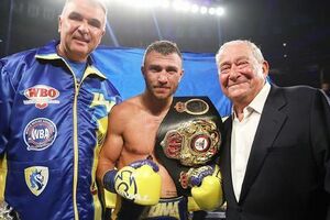Ломаченко (у центрі) проведе наступний бій у серпні