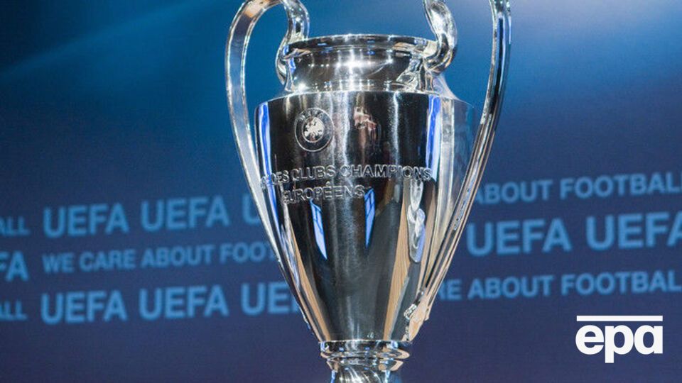 Українські ЗМІ пишуть, що діти президента ФФУ позують із кубком чемпіонів