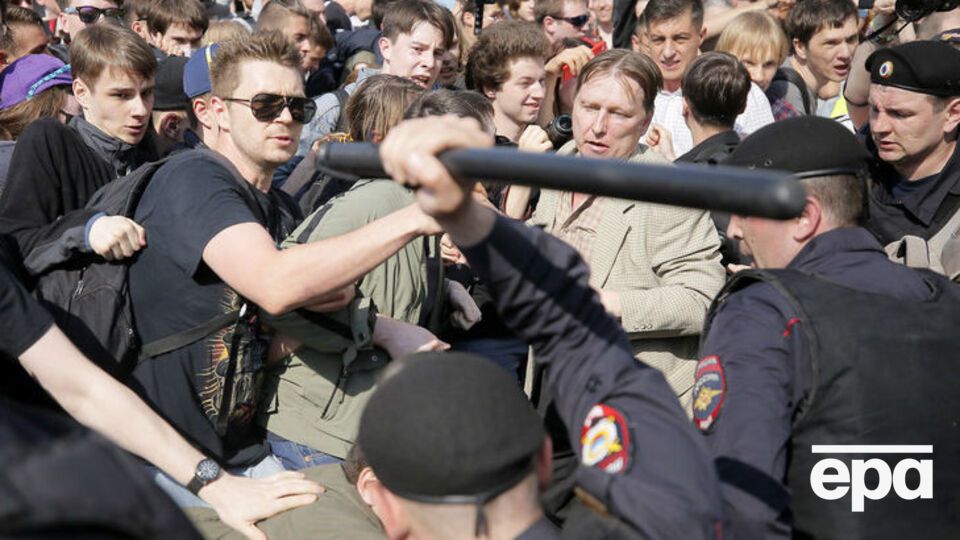 Суд оштрафував "козака", який бив протестувальників, на 1 тис. руб.