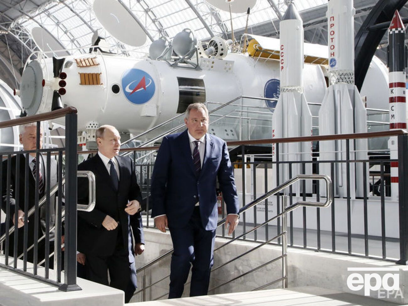 По данным СМИ, президент РФ предложил Рогозину возглавить "Роскосмос", чтобы исправить допущенные ранее ошибки