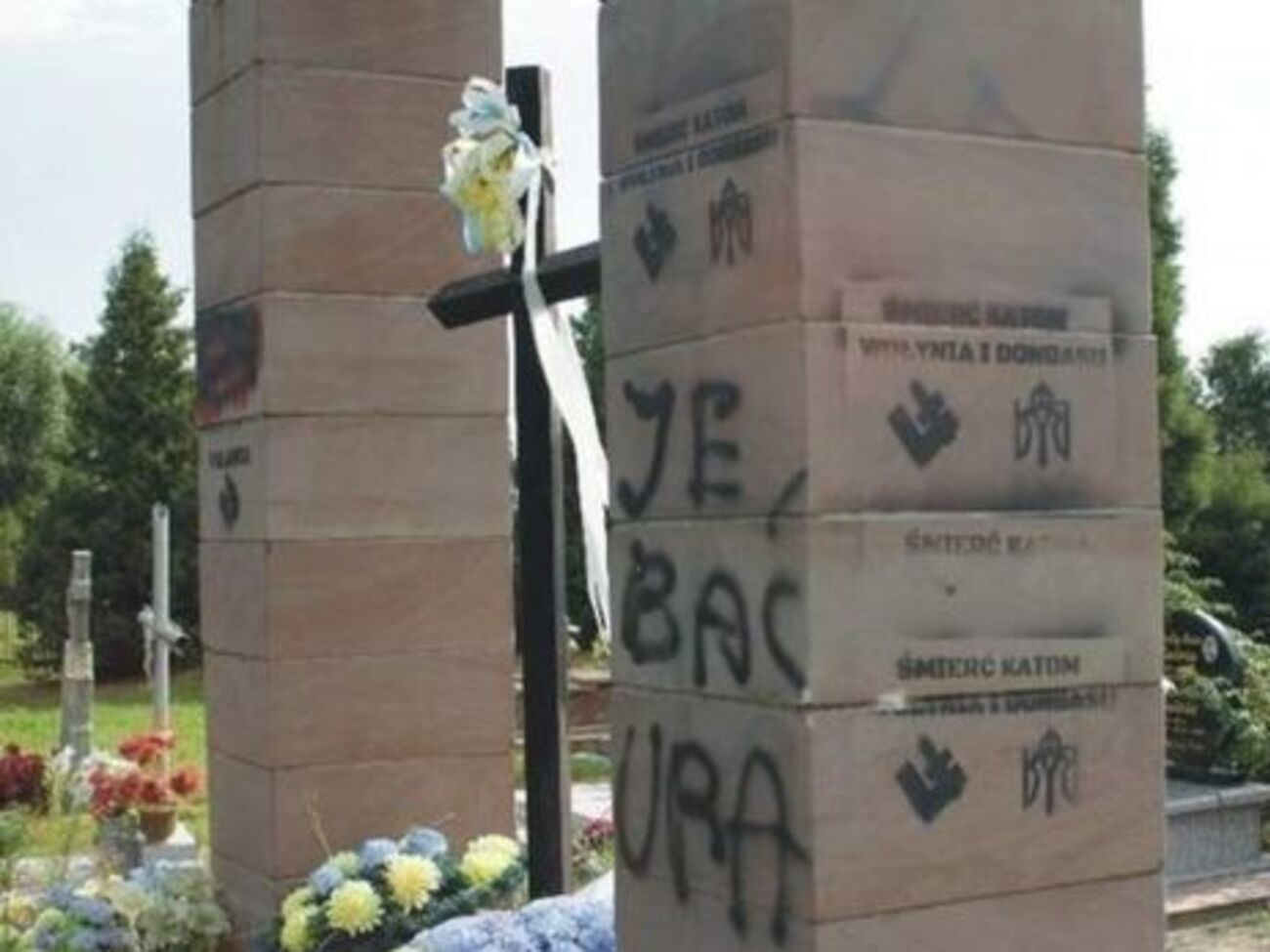 26 квітня 2017 року стало відомо, що на кладовищі села Грушовичі поблизу Перемишля розібрали надгробний пам'ятник воїнам УПА