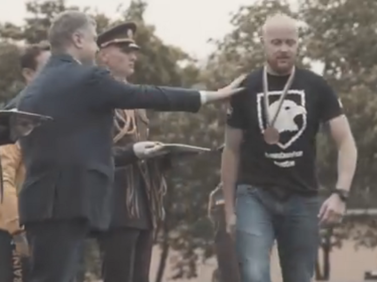 Президент пытался провести ветерана похлопыванием по плечу