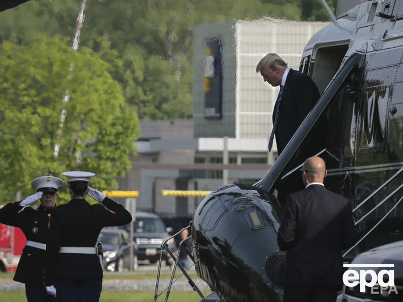 Трамп прилетел в больницу к Меланье на вертолете