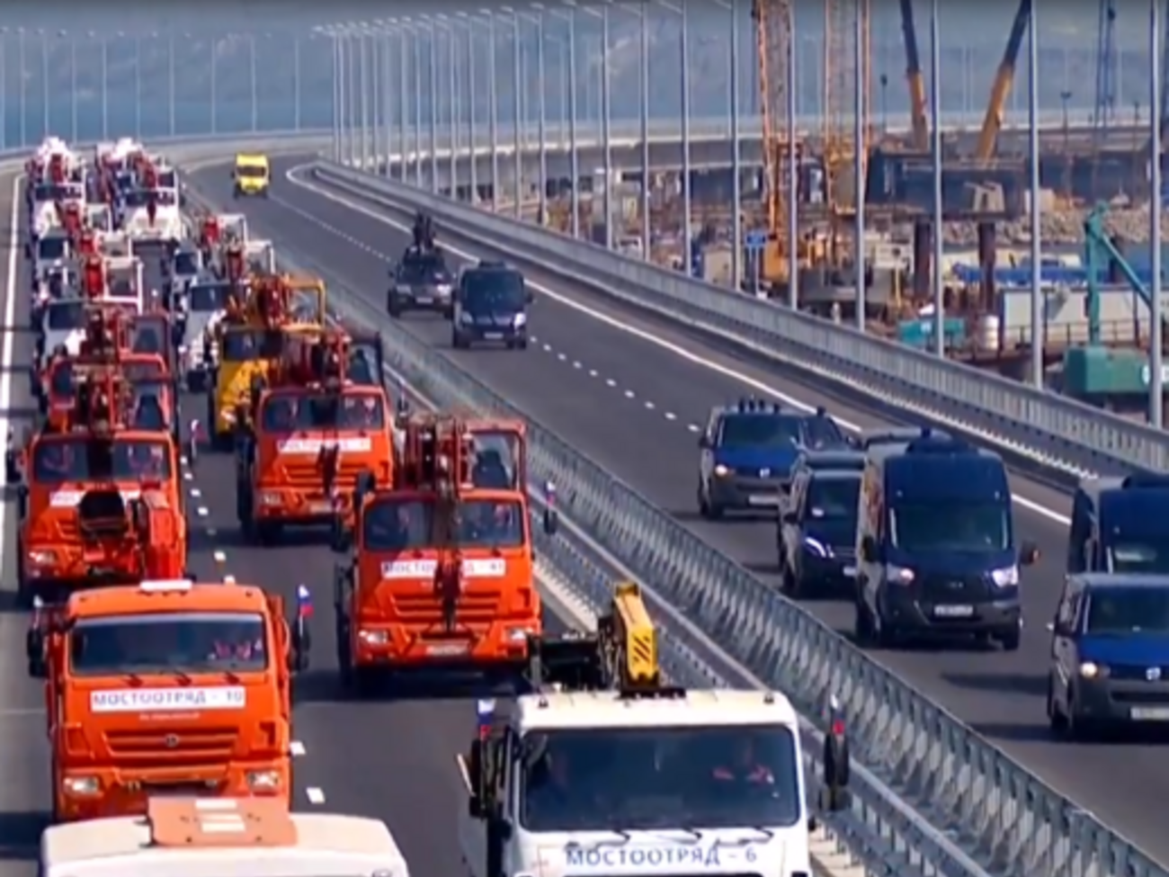 Загалом у колоні їхало 36 машин