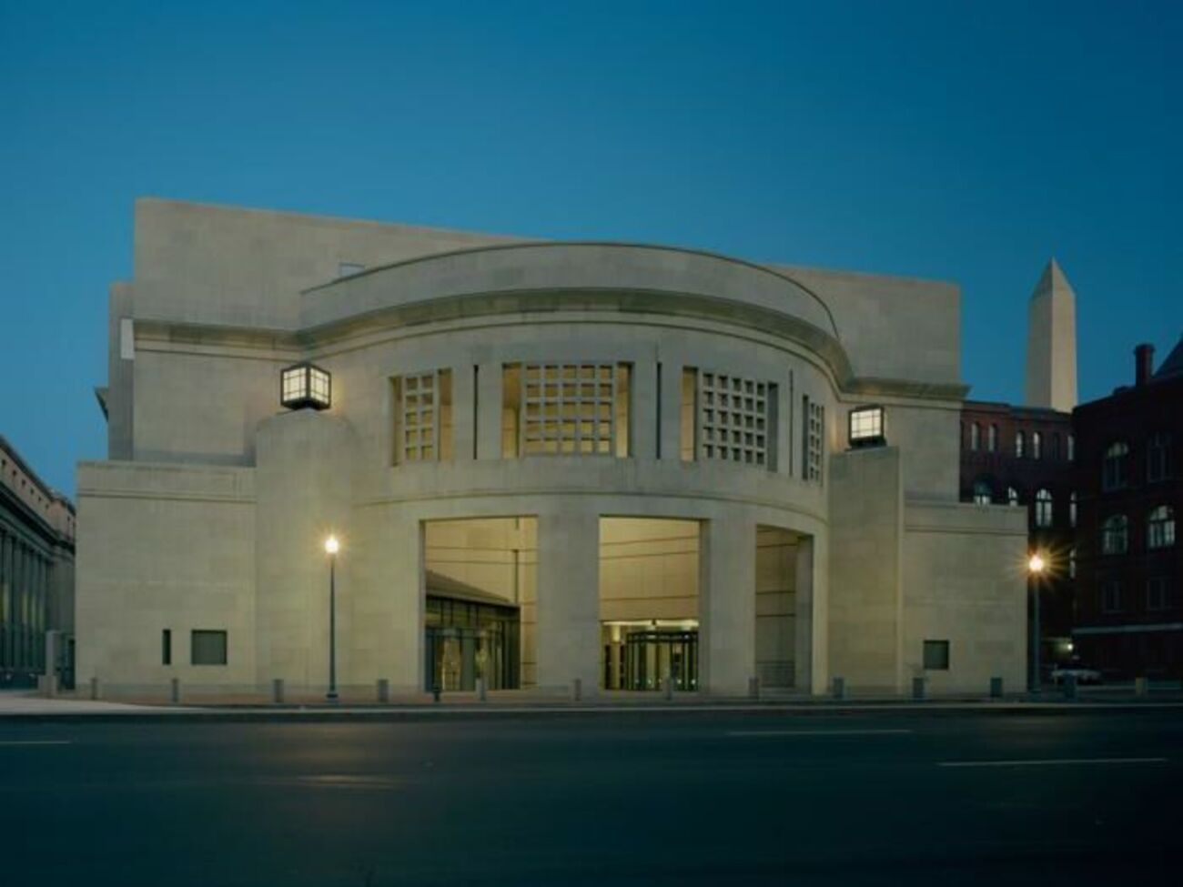 В организации отметили, что еще многое должно быть сделано для борьбы с антисемитизмом и антиромскими предрассудками