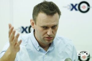 Навальний отримав закордонний паспорт лише після нападу на нього