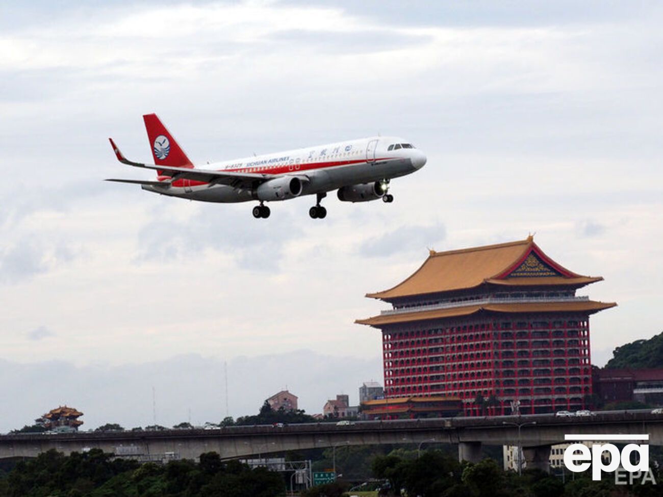 Інцидент стався з літаком компанії Sichuan Airlines