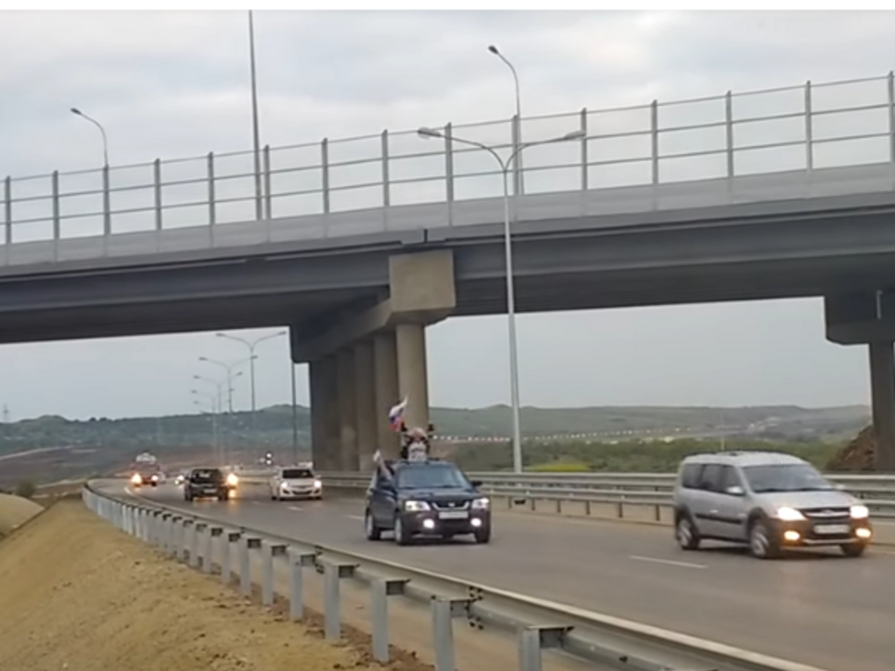 Перші автомобілі на Кримському мосту зняли на відео
