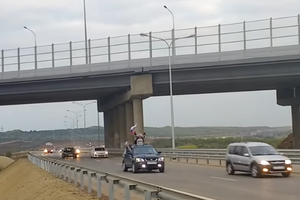 Перші автомобілі на Кримському мосту зняли на відео