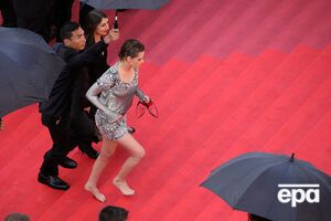 Стюарт поднялась по ступенькам босиком