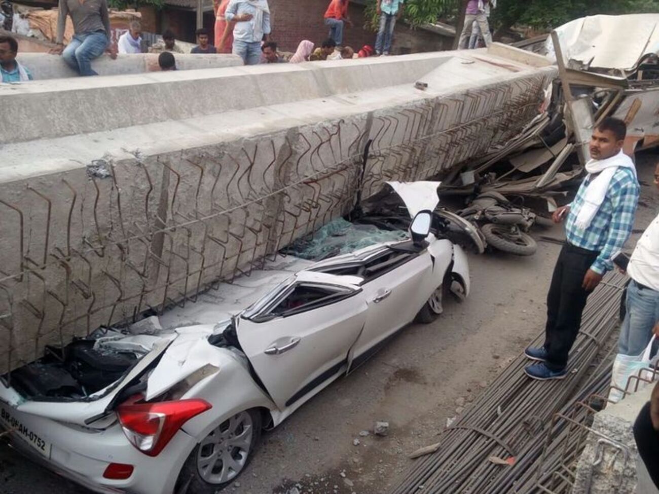 Під завалами опинилися автомобілі та люди
