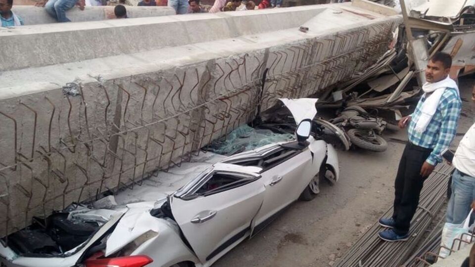 Під завалами опинилися автомобілі та люди