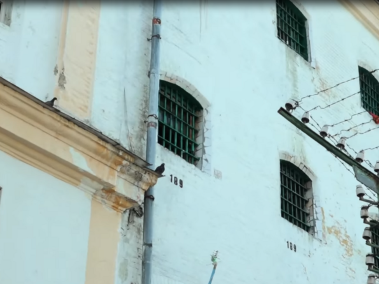 Крисіна тримають в окремій камері, у якій є телевізор