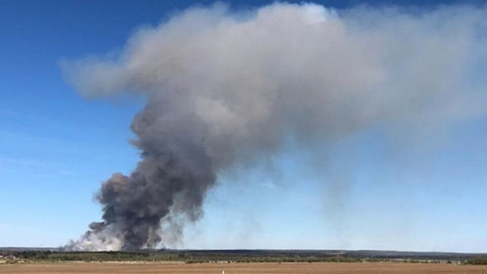 Пожежа супроводжується вибухами