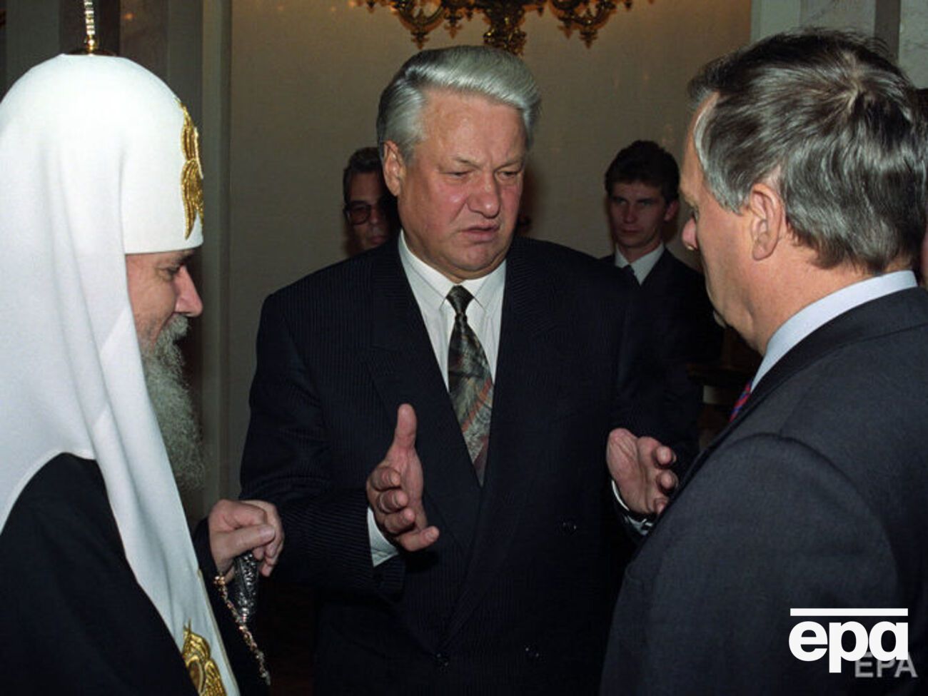 Ельцин (посредине) был президентом в то время, когда Собчак (справа) был мэром