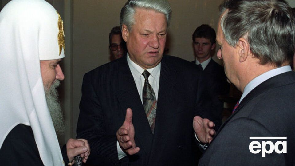 Єльцин (посередині) був президентом у той час, коли Собчак (праворуч) був мером