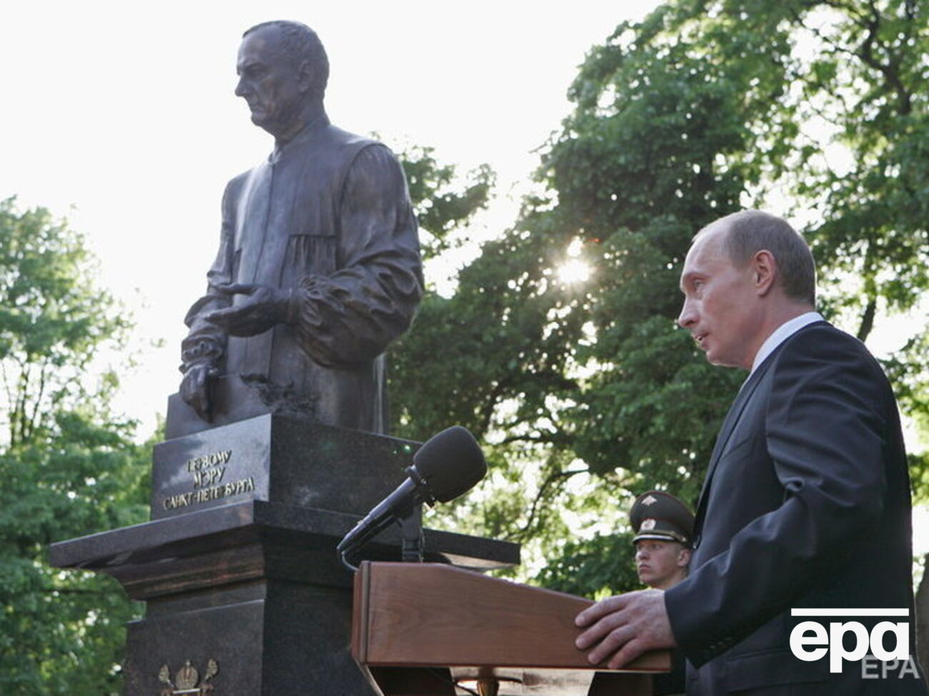 Путін (праворуч) працював разом із Собчаком