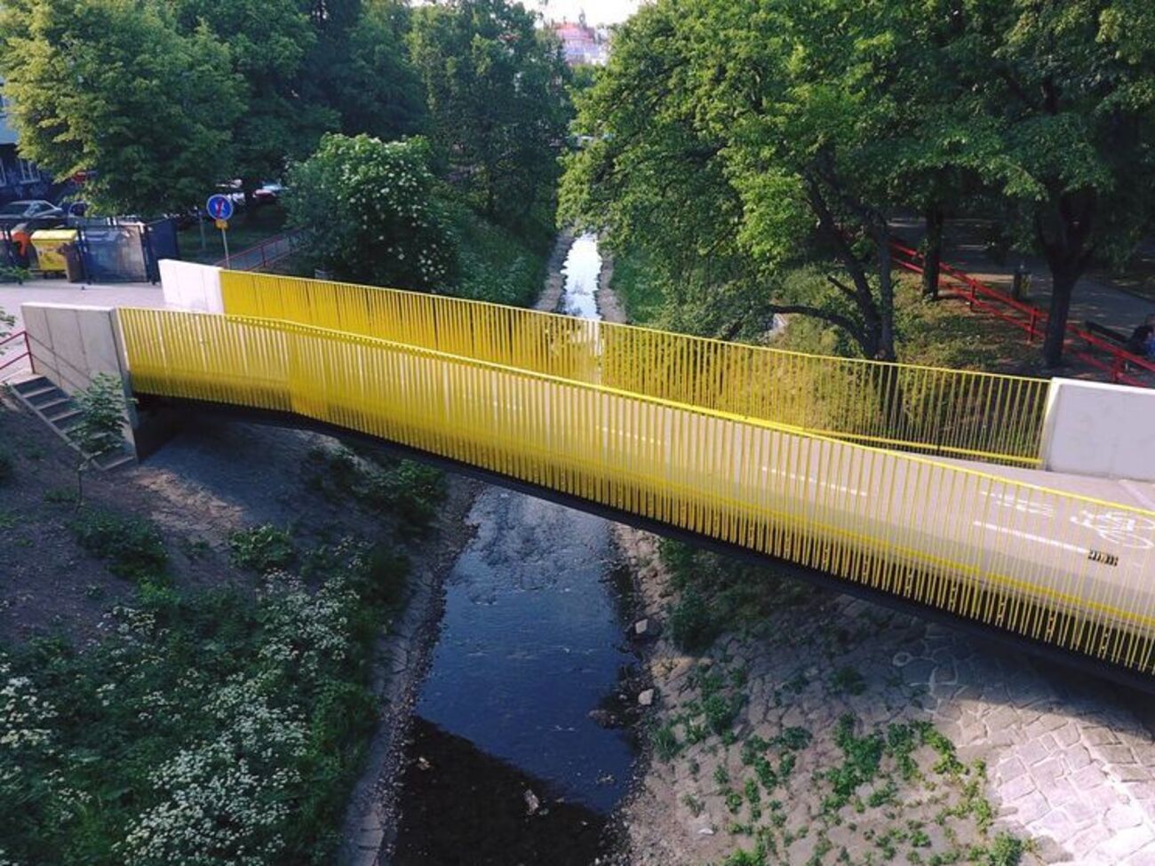 За цим мостом починається вулиця Українська