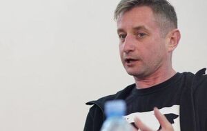 Жадан: Когда мы внутри себя начинаем искусственно делиться на свой-чужой, определять, кто из нас больший украинец, а кто меньший, мы теряем силу
