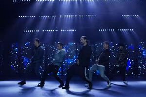 Учасники гурту танцюють у кадрі