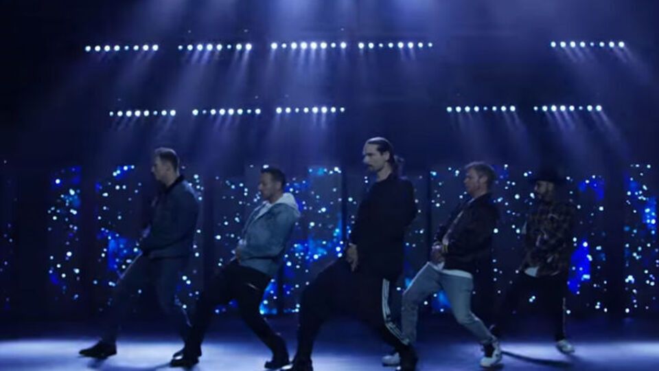 Учасники гурту танцюють у кадрі