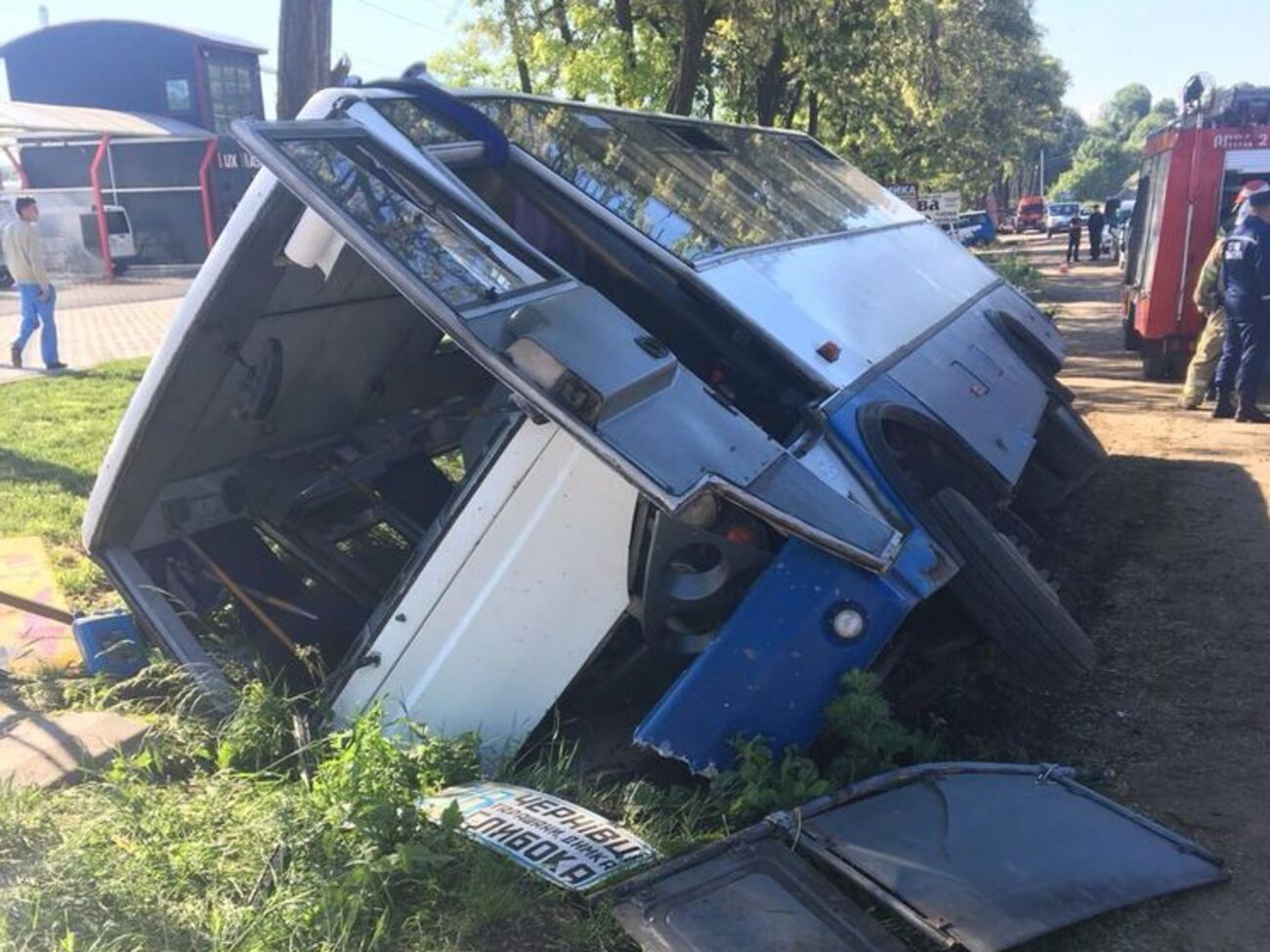 Автобус перекинувся в селі Коровія Чернівецької області
