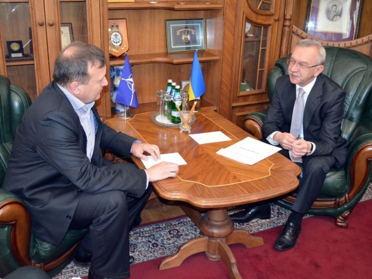 Пелікан (ліворуч) працював у місії НАТО в Києві й займався питаннями логістики у ЗСУ