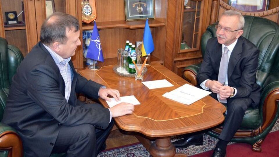 Пелікан (ліворуч) працював у місії НАТО в Києві й займався питаннями логістики у ЗСУ