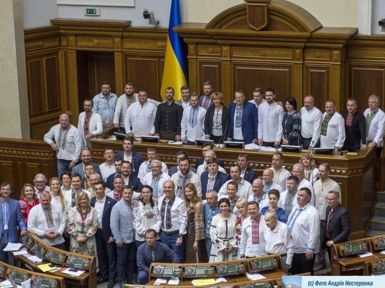 Депутаты пришли в Раду в вышиванках