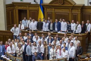 Депутаты пришли в Раду в вышиванках