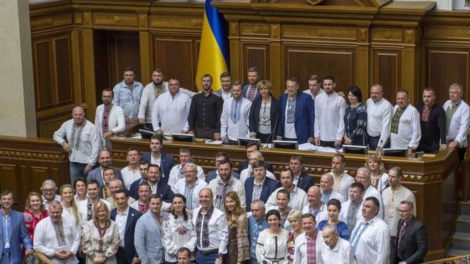 Депутаты пришли в Раду в вышиванках