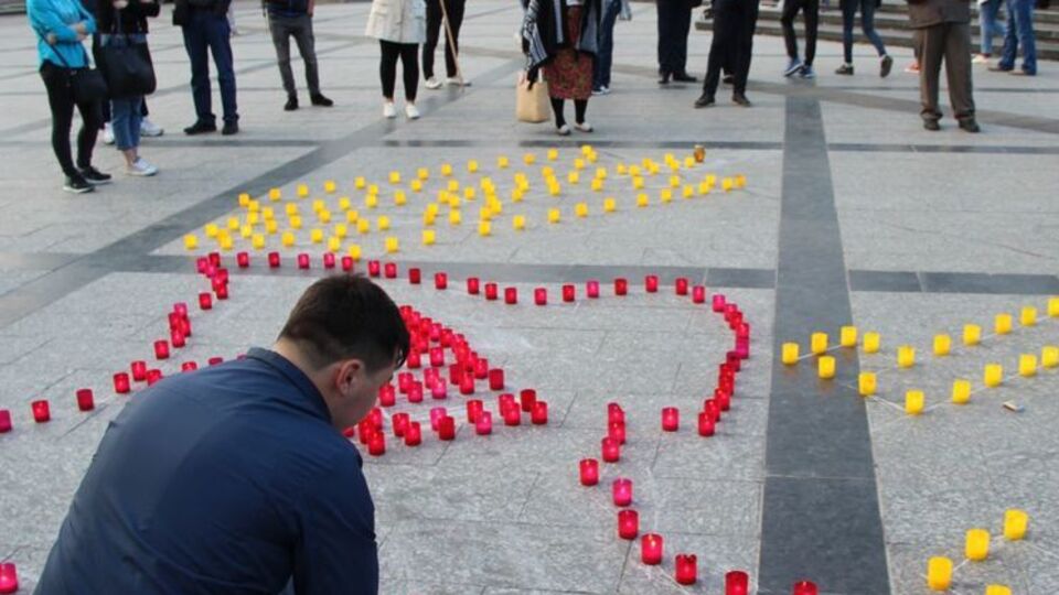 Учасники акції зобразили Кримський півострів свічками