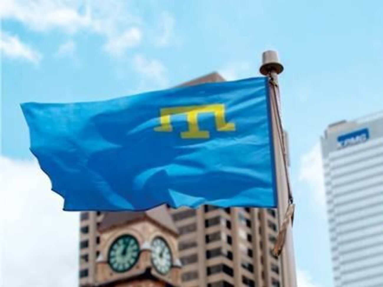 Флаг поднимут у здания мэрии Торонто