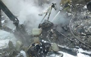 Обгоревший остов вертолета пытались закопать при помощи трактора, чтобы скрыть следы падения